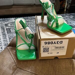 Coutgo Women's Lace‎ Up Square Open Toe Heels. Green. Size 5.5